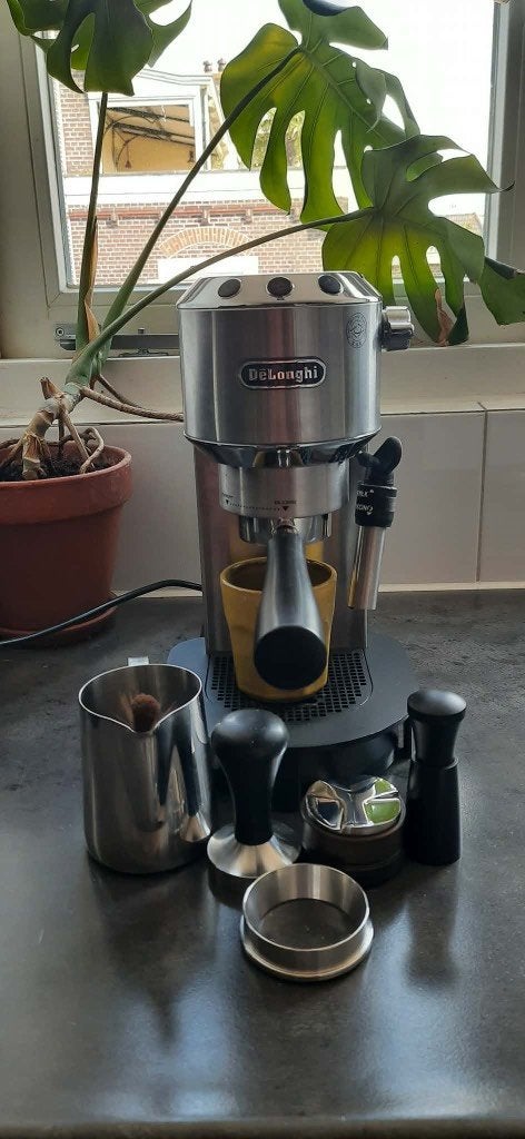 DeLonghi Dedica EC685 + Barista Accessoires (Compleet Set), Ophalen, Zo goed als nieuw, Espresso apparaat