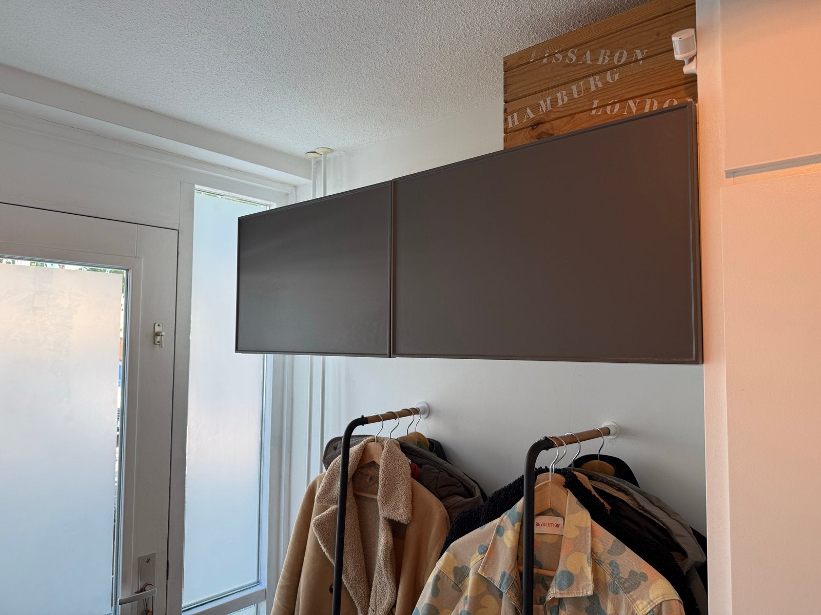 IKEA Besta wandkast met twee deuren, donkergrijs, Huis en Inrichting, Kasten | Boekenkasten, Ophalen, Kunststof, Gebruikt, 100 tot 150 cm