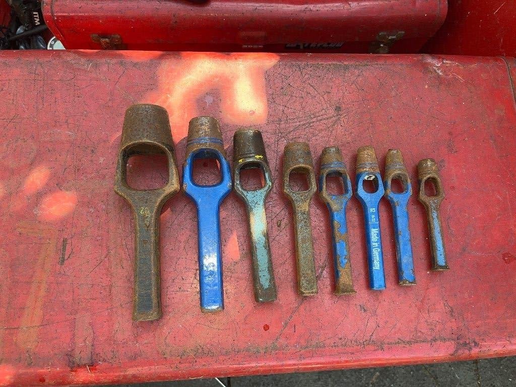Set van 8 zware, oude Henkellocheisen / holpijpen., Meerdere stripboeken, Ophalen of Verzenden, Gelezen