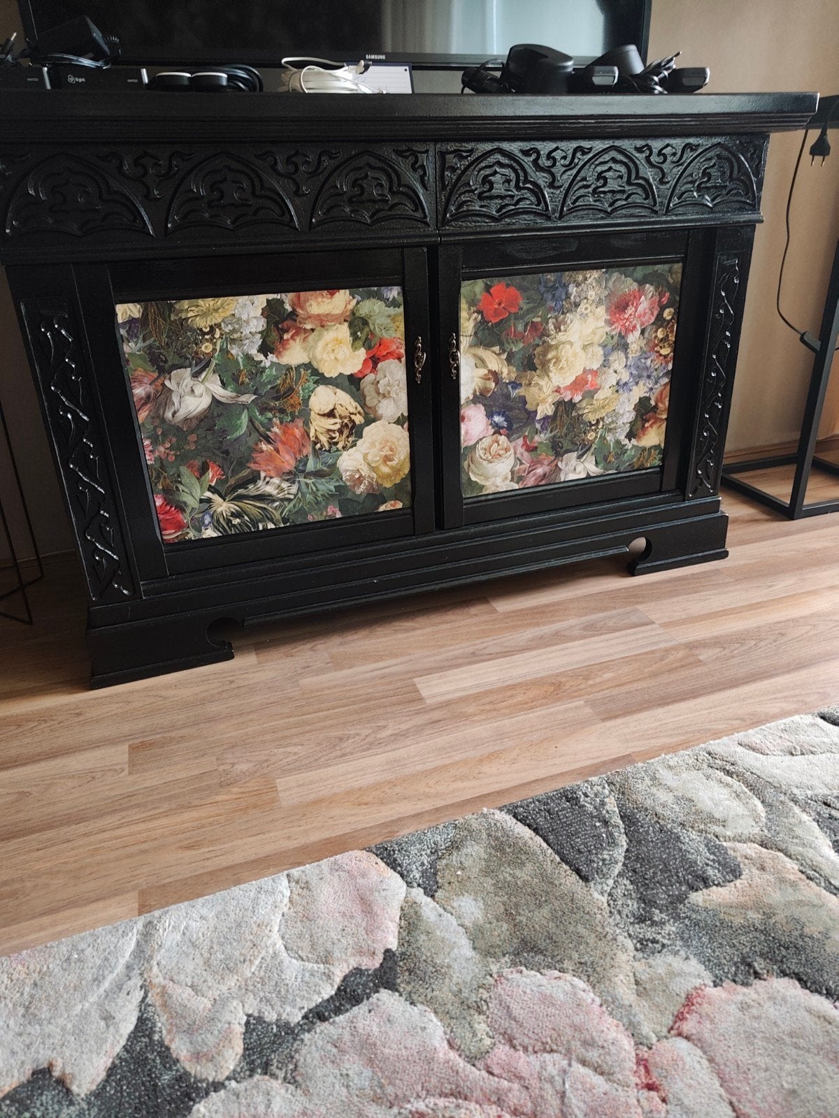 Zwart dressoir met bloemenprint en houtsnijwerk, Huis en Inrichting, Ophalen, 100 tot 150 cm, Klassiek, Eclectisch, Barok, Overige houtsoorten