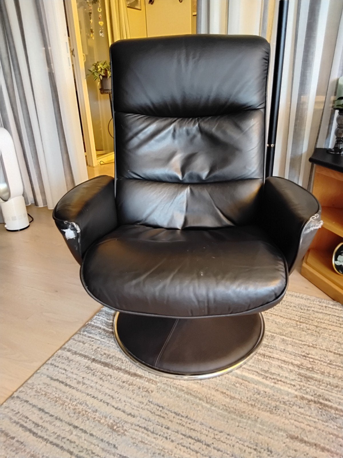 Zwarte leren fauteuil met draaivoet, Huis en Inrichting, Fauteuils, Ophalen, Gebruikt, Modern comfort, 75 tot 100 cm