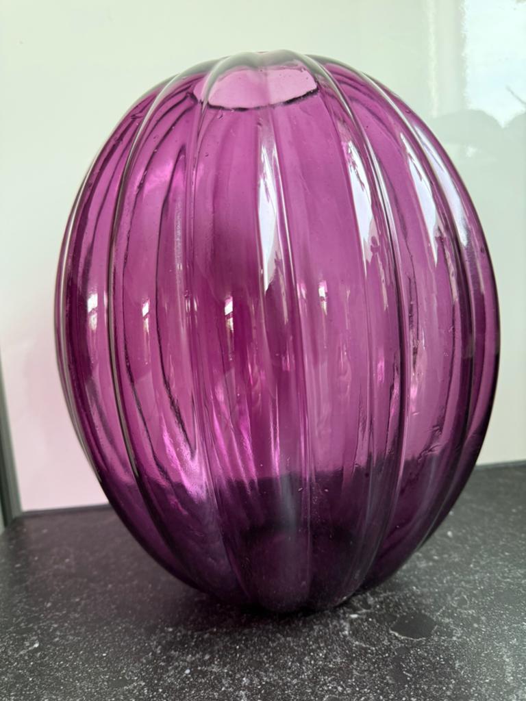 Ikea Gunnel Sahlin Varliks vaas paars glas, Overige kleuren, Ophalen of Verzenden, Minder dan 50 cm, Glas