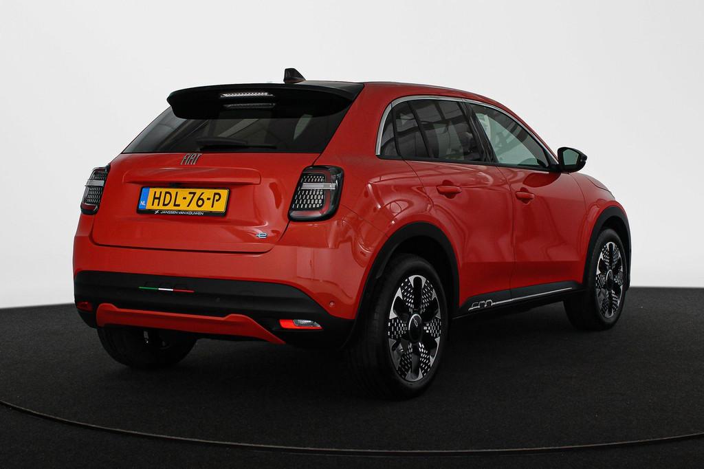 Fiat 600e La Prima 54 kWh Pt. Lease va €499,- Leder Achter, Auto's, Fiat, Gebruikt, Origineel Nederlands, SUV of Terreinwagen