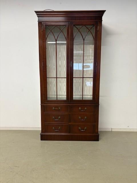 Display Cabinet / Vitrinekast in mahonie, achterwand in stof, Ophalen, Gebruikt