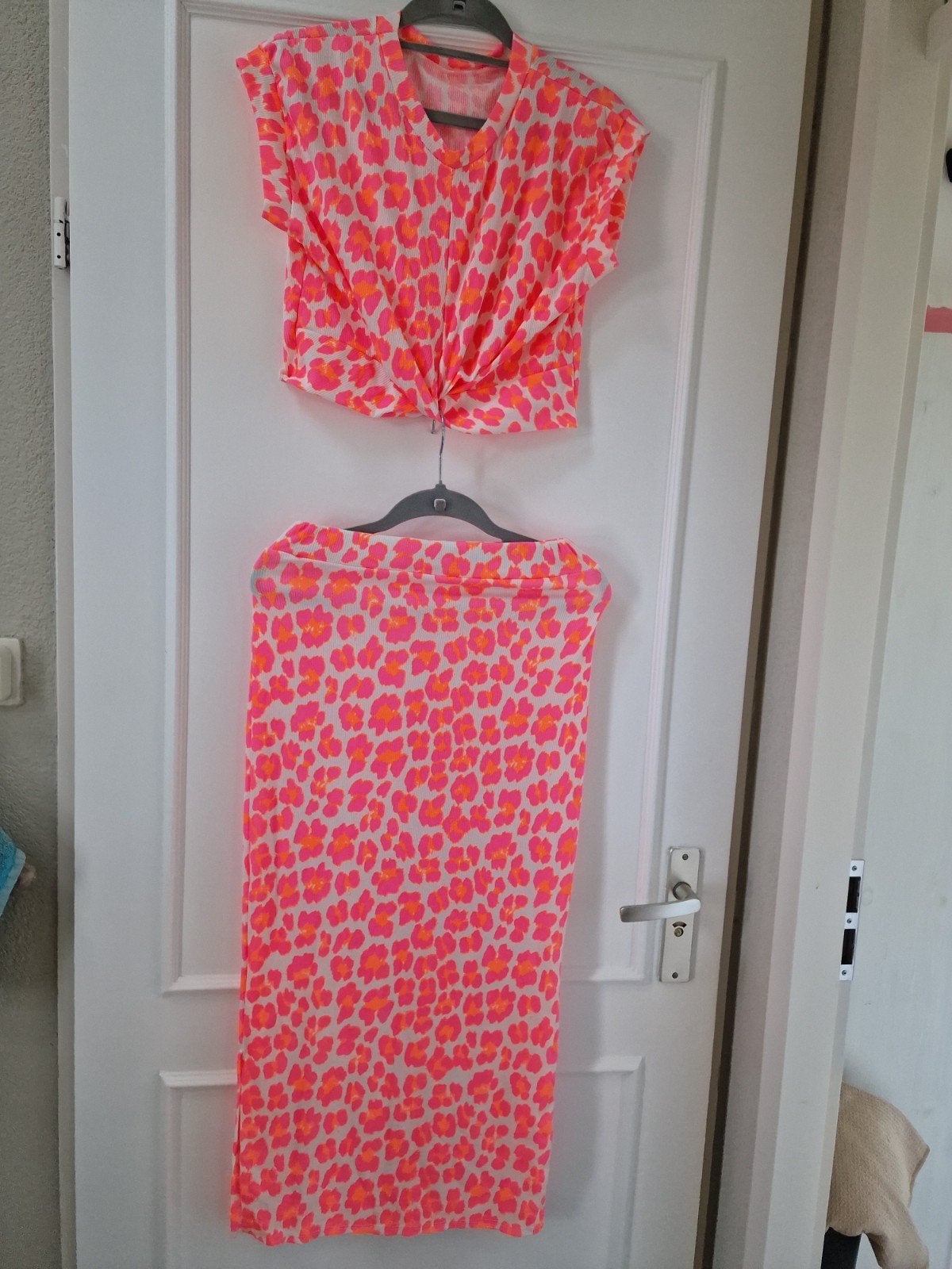 Neonroze met oranje  crop top en rok set, Kleding | Dames, Rokken, Ophalen of Verzenden, Nieuw, Roze, Knielengte