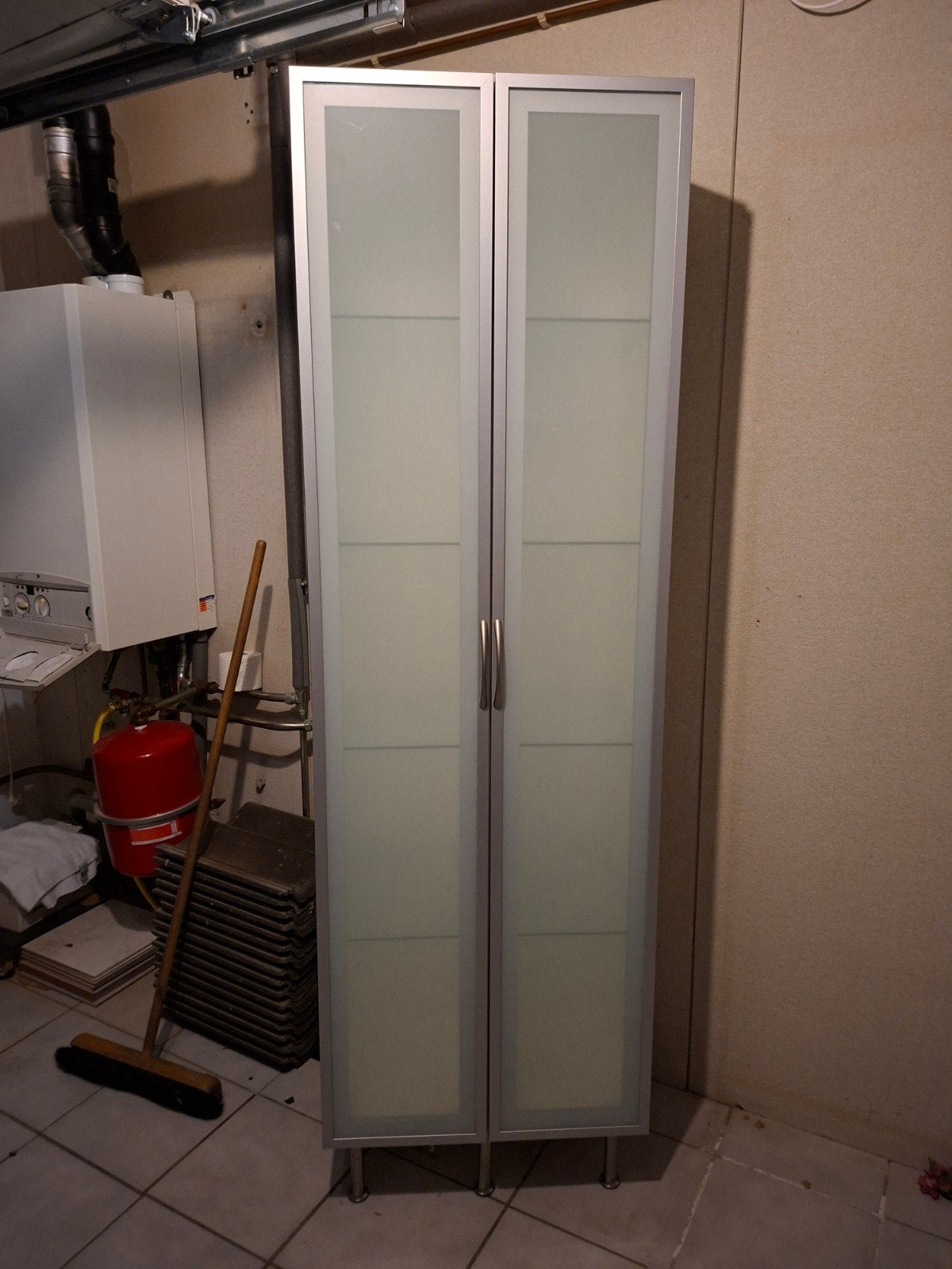 Glazen vitrinekast met deuren en planken, Huis en Inrichting, Ophalen, 50 tot 100 cm, Glas, 150 tot 200 cm