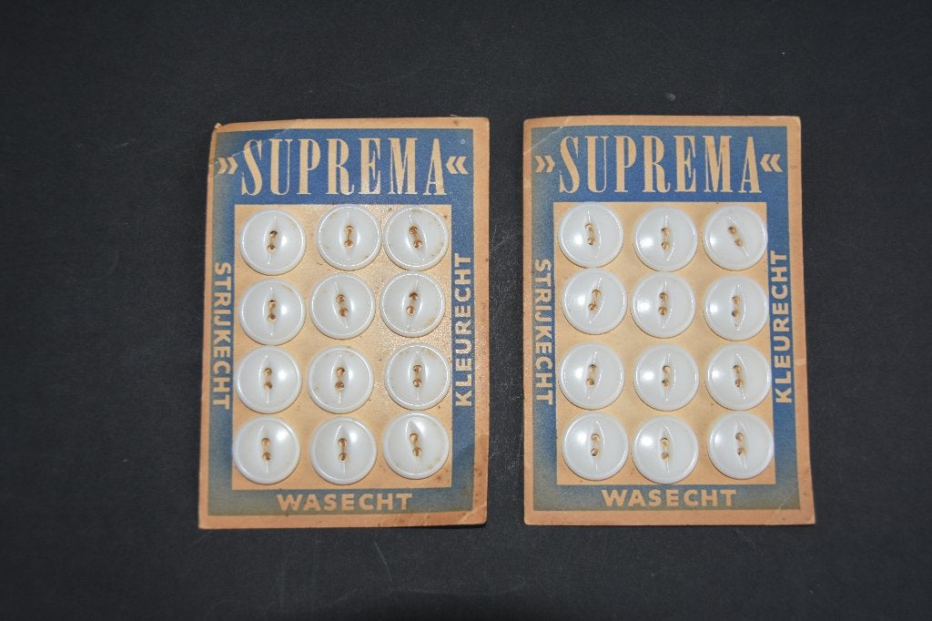 2 Oude Suprema knopen kaarten fournituren, Antiek en Kunst, Antiek | Kleding en Accessoires, Verzenden