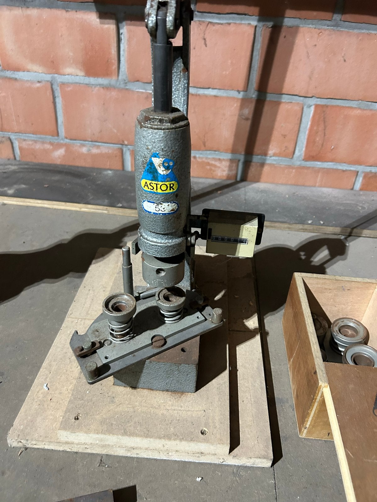 Knopenbekledingsmachine met stoffensnijder en knopen, Ophalen of Verzenden, Gebruikt, Knoop of Knopen