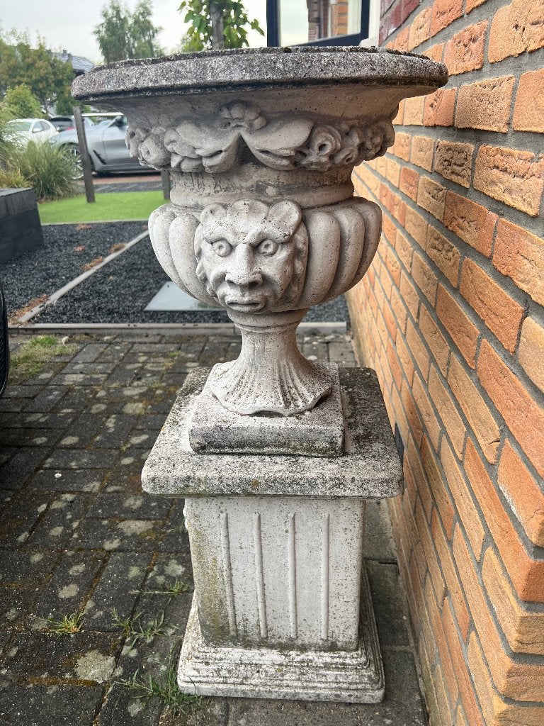 Tuinvaas op bijpassende sokkel, Ophalen, Gebruikt
