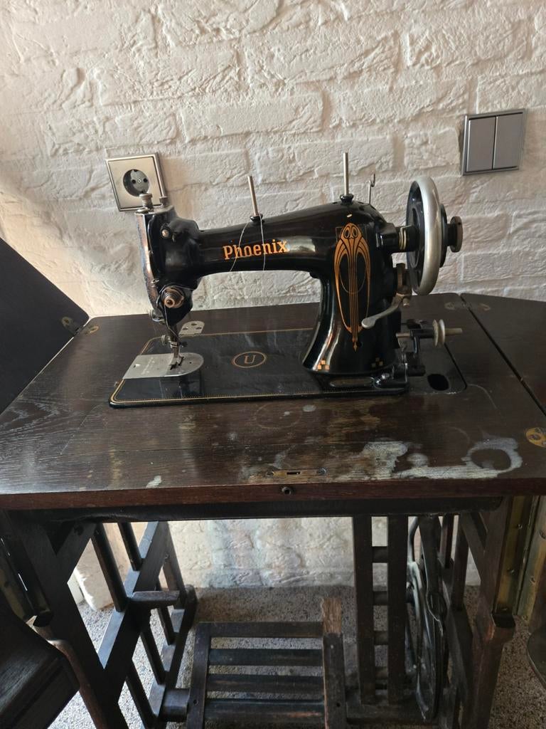 Gratis : Antieke Phoenix naaimachine op houten onderstel, Ophalen