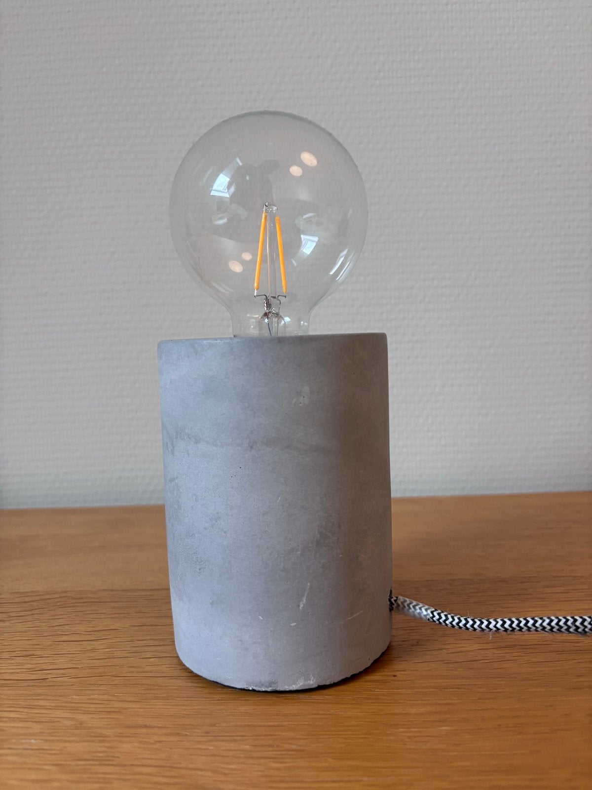 Industriële tafellamp van beton met LED lamp, Inclusief lichtbron, Grijs, Industrieel, Steen/keramiek