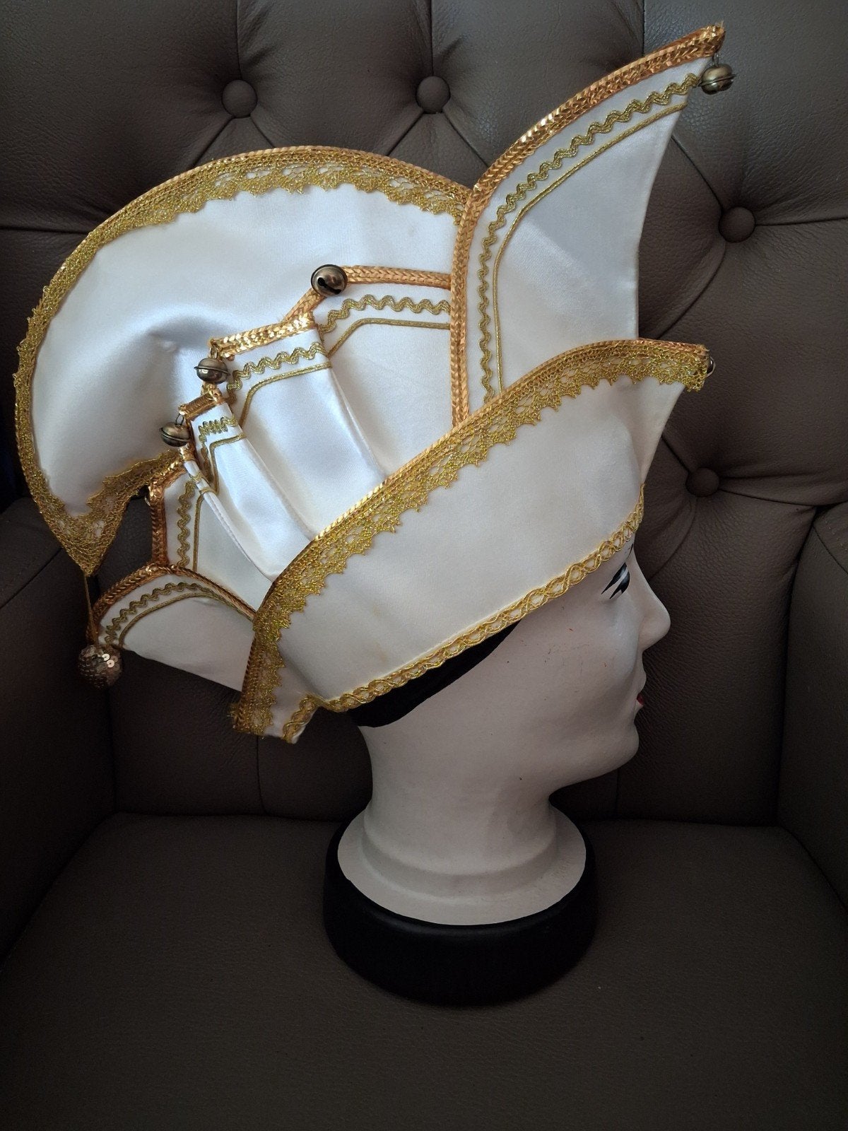 Carnavals Prinsen steek wit goud met belletjes. Nieuwstaat!, Carnaval, Overige maten, Ophalen of Verzenden, Zo goed als nieuw