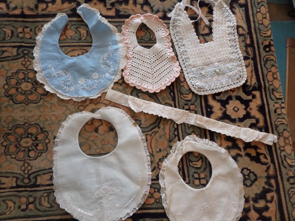 6 slabbetjes leuk bij antieke babypoppen, Verzamelen, Poppen, Ophalen of Verzenden, Gebruikt, Kleertjes