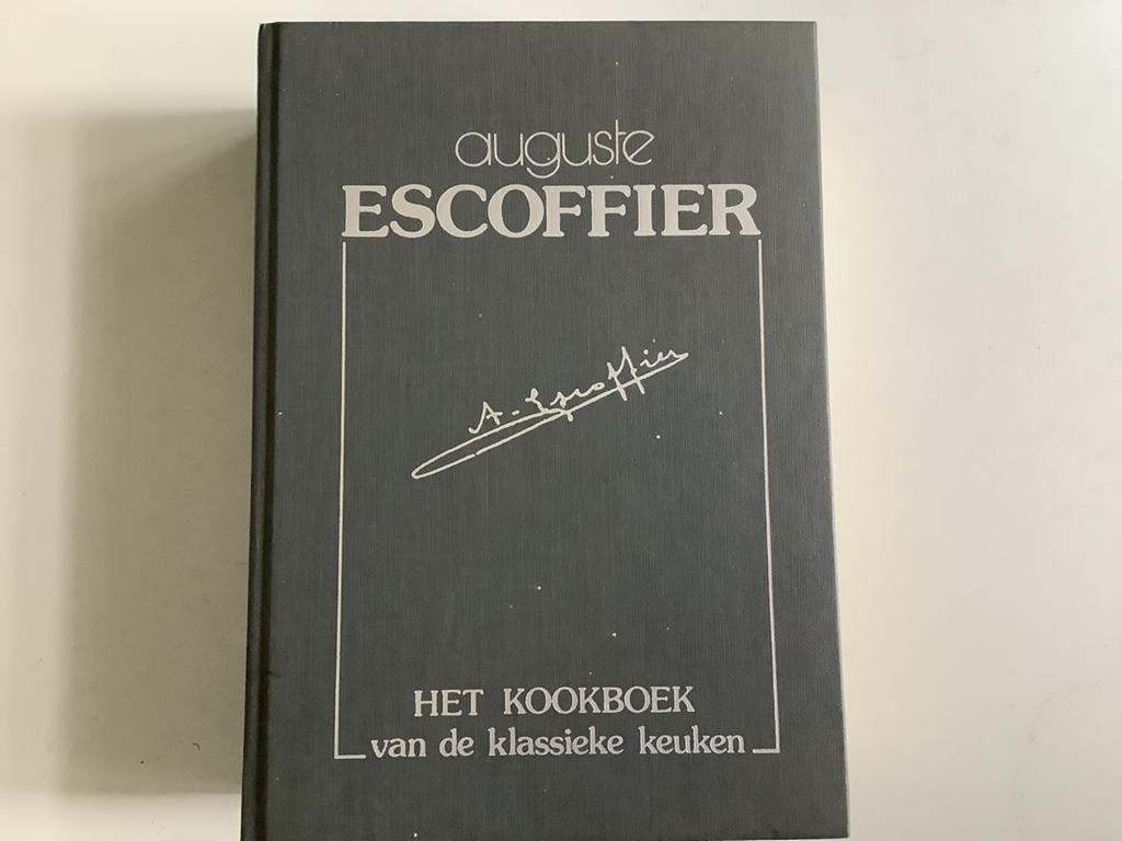 AUGUSTE ESCOFFIER - HET KOOKBOEK VAN DE KLASSIEKE KEUKEN., Ophalen of Verzenden, Gelezen