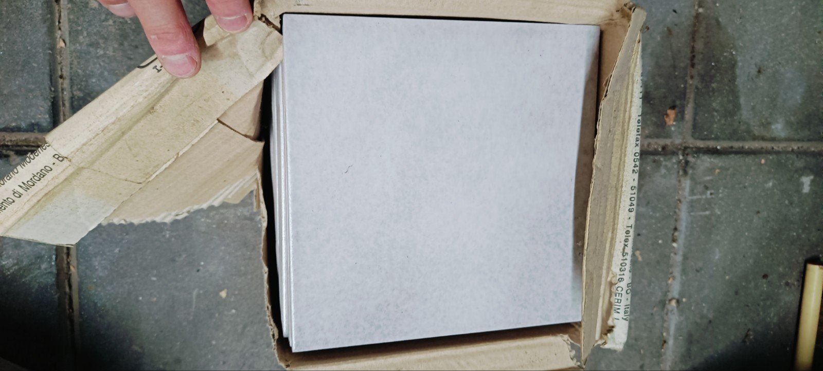 gratis doosje tegels grijs  20x20, Ophalen, Keramiek, Nieuw, 20 tot 40 cm