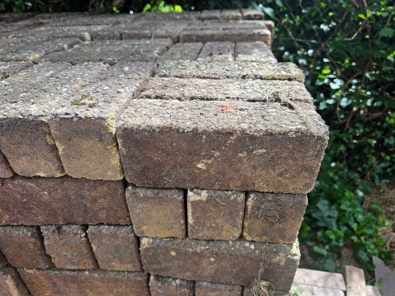 50 m2 Bakstenen - Meerdere Pallets Beschikbaar plus bandjes, Tuin en Terras, Tegels en Klinkers, Ophalen, Gebruikt, Beton, Klinkers