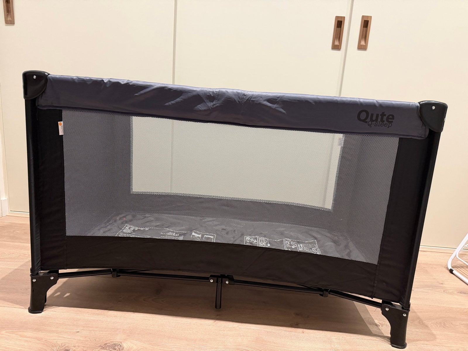 Best getest - Qute Q-sleep campingbedje met Q-Matti matrasje, Kinderen en Baby's, Ophalen, Zo goed als nieuw, Reisbedje