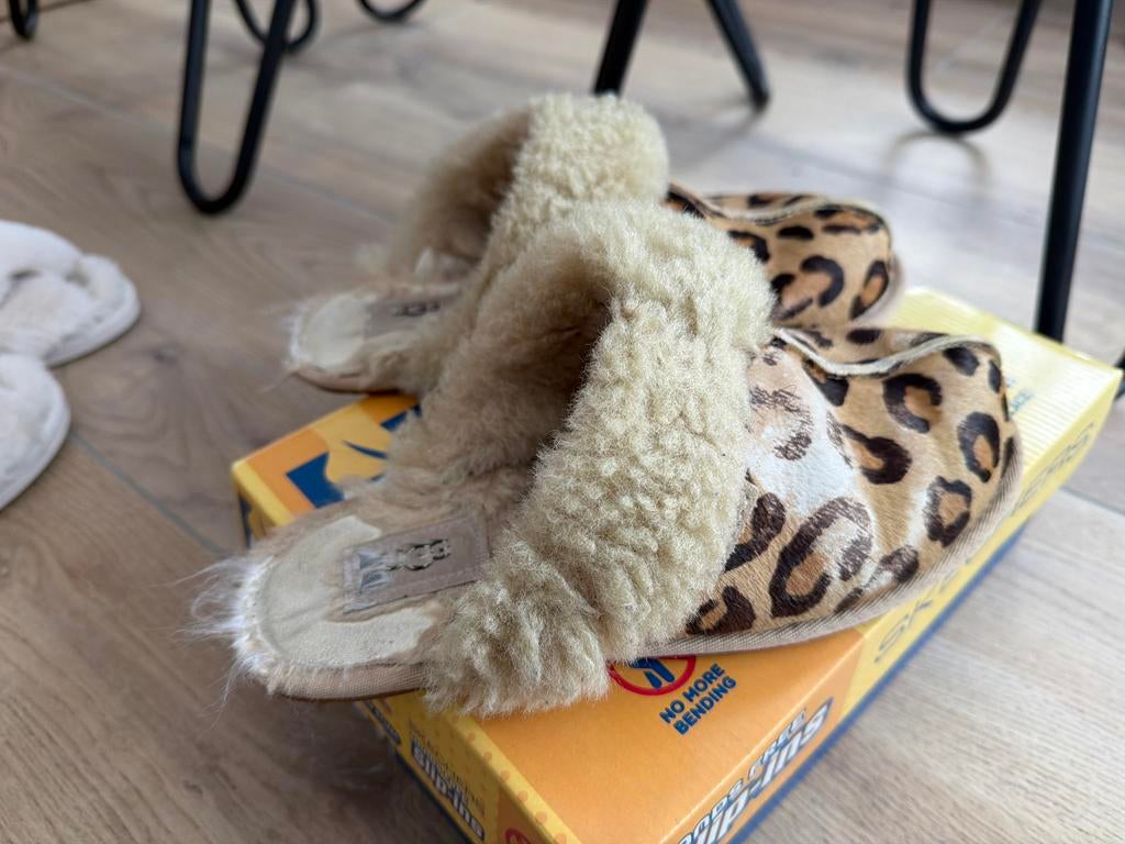 Ugg pantoffel met luipaardprint maat 39, Kleding | Dames, Schoenen, Ophalen of Verzenden, Gedragen, Bruin, Pantoffels of Sloffen