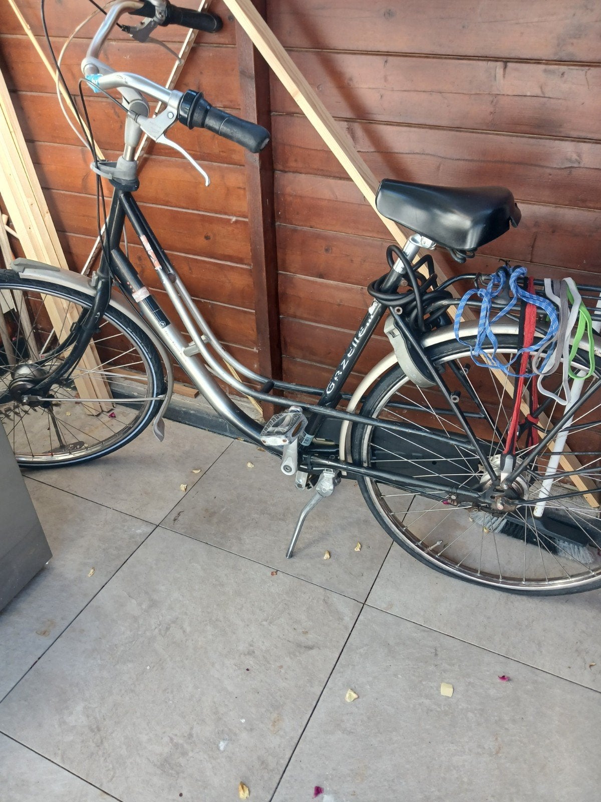 prima dames fiets fietst goed alleen achter band is Lek, Ophalen, Gebruikt