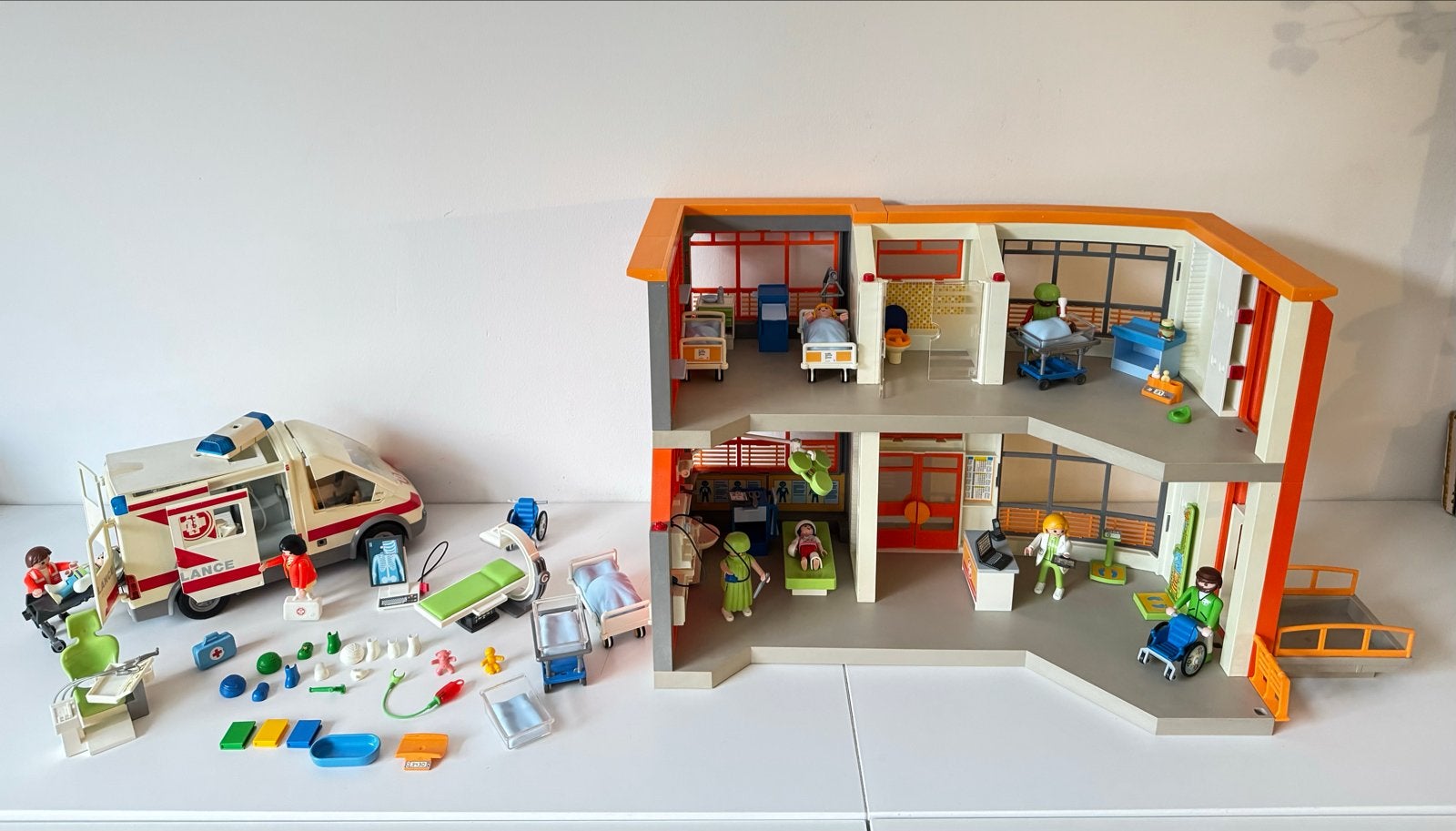 Playmobil Ziekenhuis 6657 met Ambulance en veel extra’s, Ophalen of Verzenden, Zo goed als nieuw, Jongen of Meisje