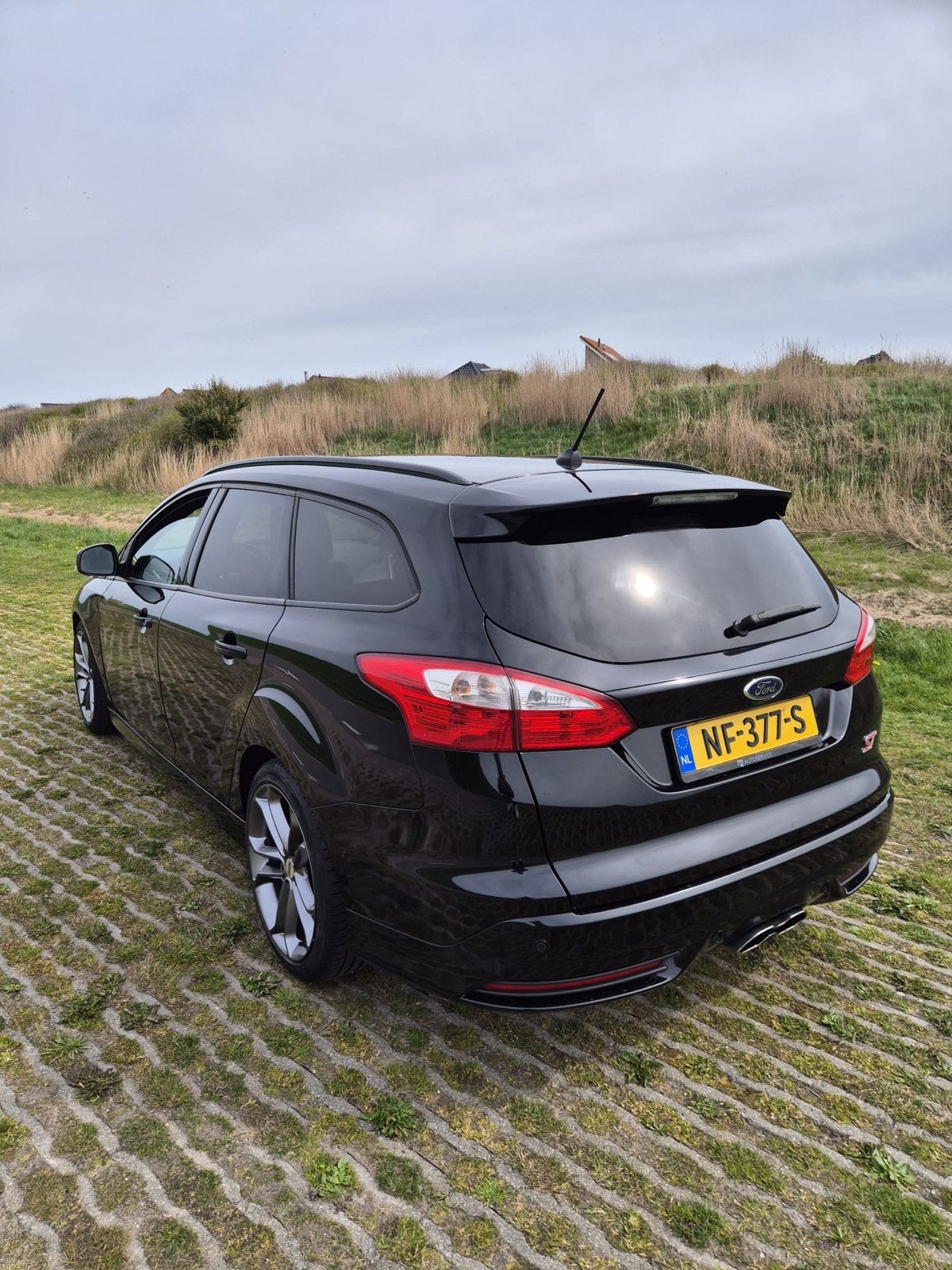 Ford Focus 2.0 Ecoboost 184KW Wagon 2014 Zwart, Auto's, Ford, 4 cilinders, Zwart, 14 km/l, Handgeschakeld