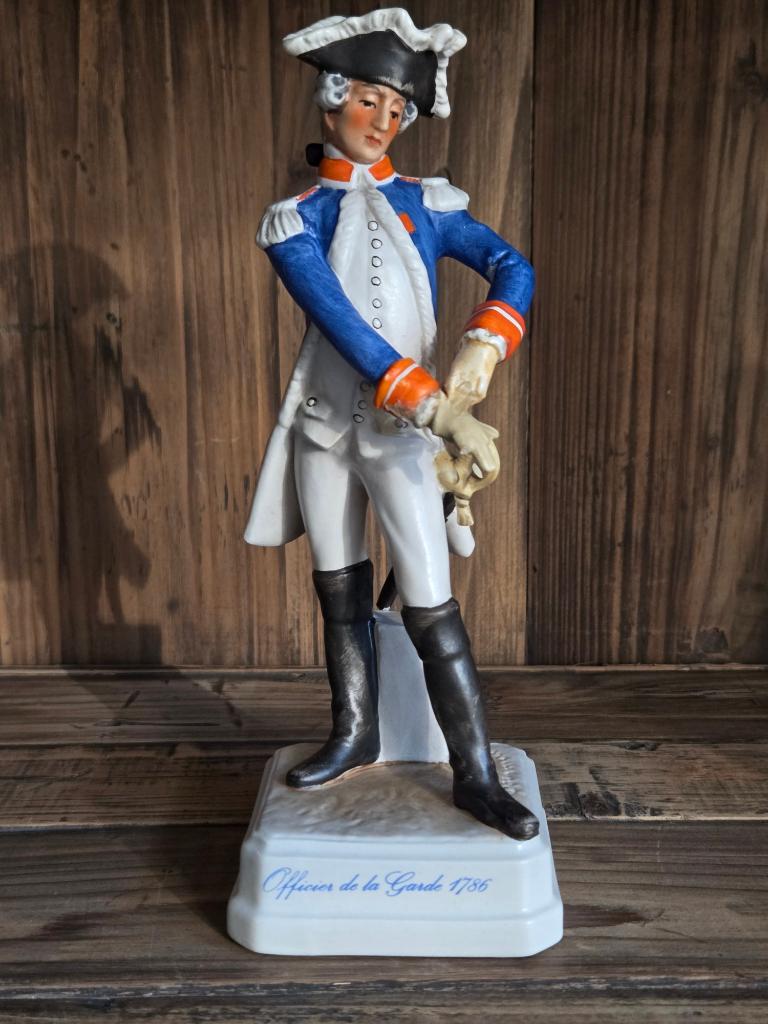 Officier de la Garde 1786 porseleinen beeldje van Goebel, Ophalen of Verzenden, Landmacht, Overige gebieden, Miniatuur of Beeldje