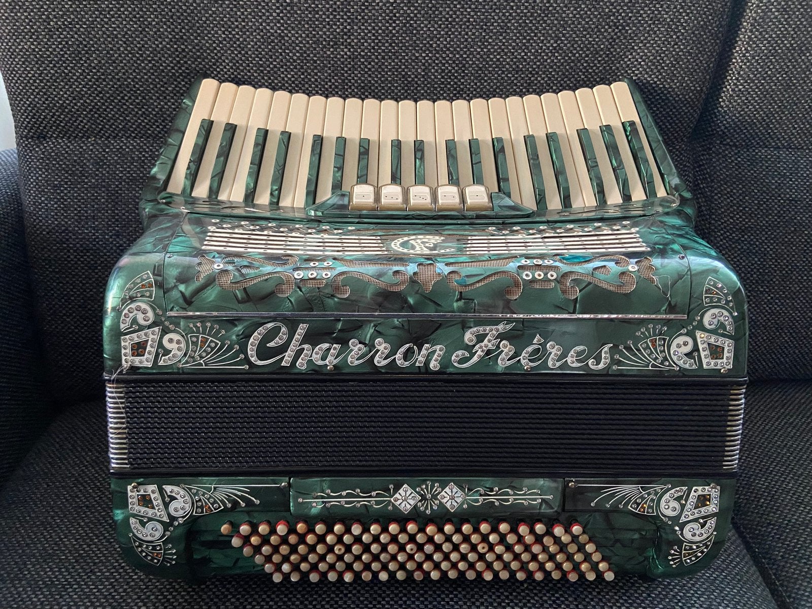 Charron Frères 4 korig, Muziek en Instrumenten, Accordeons, Overige merken, Gebruikt, Met koffer, 120-bas
