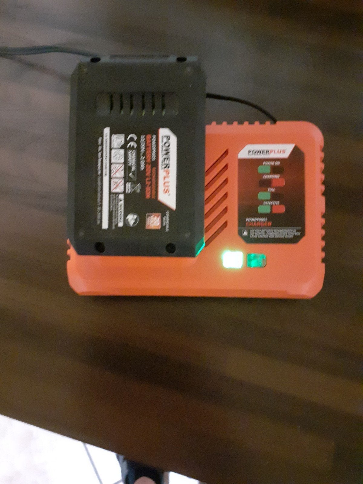 te koop powerplus batterij met lader, Ophalen of Verzenden, Zo goed als nieuw, Boor- en Schroefmachine