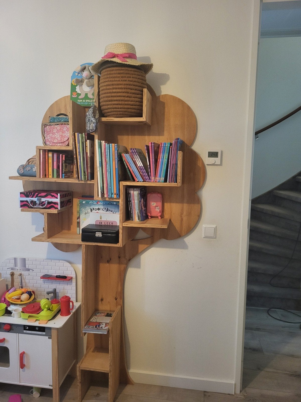 Unieke Boekenkast in Boomvorm - Speels en Functioneel, Huis en Inrichting, Kasten | Boekenkasten, Gebruikt, 50 tot 100 cm, 150 tot 200 cm