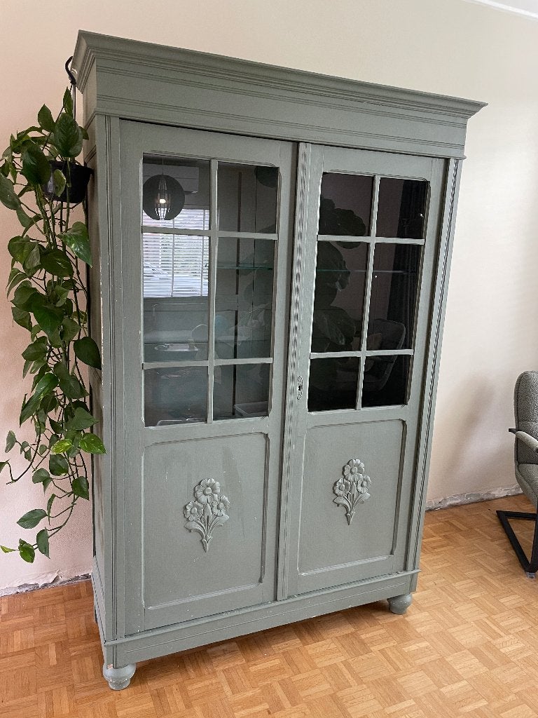 **Prachtige vintage buffetkast in vergrijsd groen, Huis en Inrichting, Ophalen, 100 tot 150 cm, Vintage, 150 tot 200 cm
