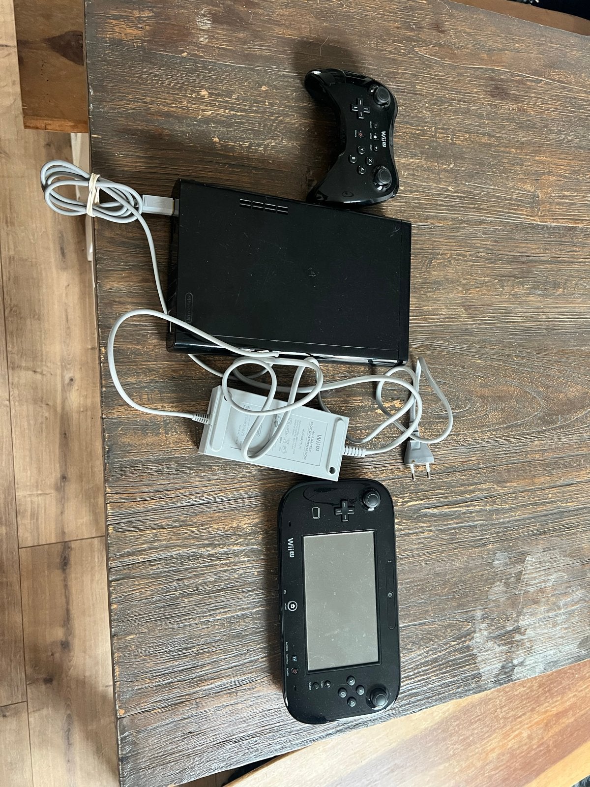Wii U console met GamePad en controller, Spelcomputers en Games, Ophalen, Gebruikt, Met 2 controllers