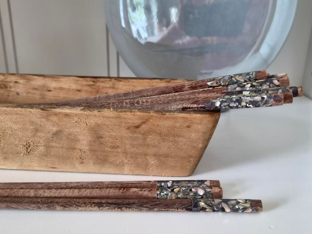 Houten schaal met 10 parelmoer abalone eetstokjes, Antiek en Kunst, Ophalen of Verzenden