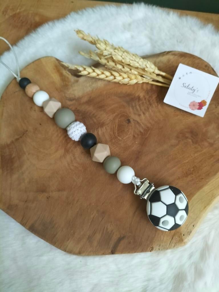 Nieuw, kraamcadeautje • Speenkoord grijs/groen/voetbal, Kraamcadeau, Nieuw, Ophalen of Verzenden, Saluty's kinder- en kraamcadeaus