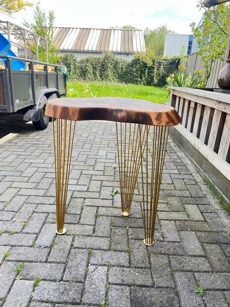 Unieke bijzettafel van hout met gouden hairpin poten, Huis en Inrichting, Tafels | Bijzettafels, Minder dan 55 cm, Zo goed als nieuw