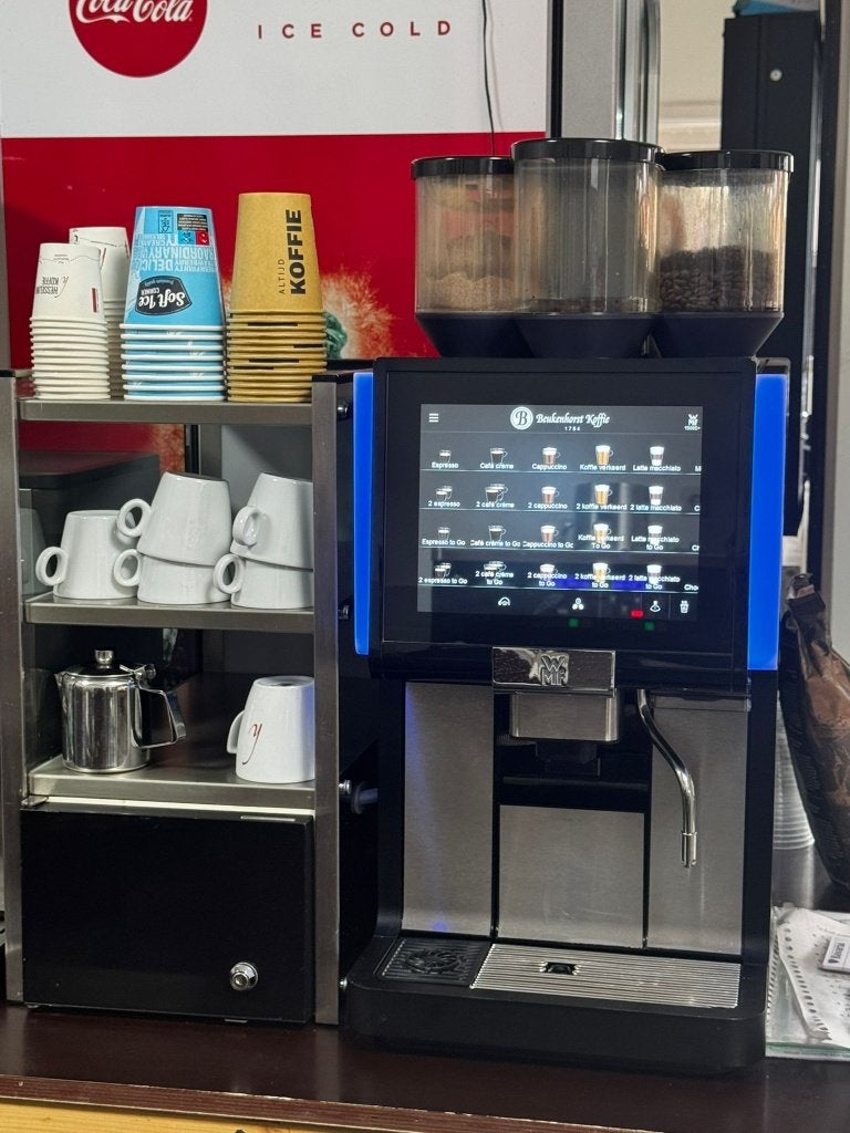 WMF Koffiemachine en heetwaterboilet, Gebruikt, 10 kopjes of meer, Koffiemachine, Koffiebonen