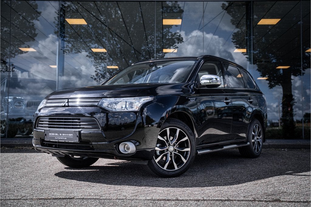 Mitsubishi Outlander 2.0 PHEV instyle * Schuifdak * Side-bar, Automaat, Beige, 4 cilinders, Zwart