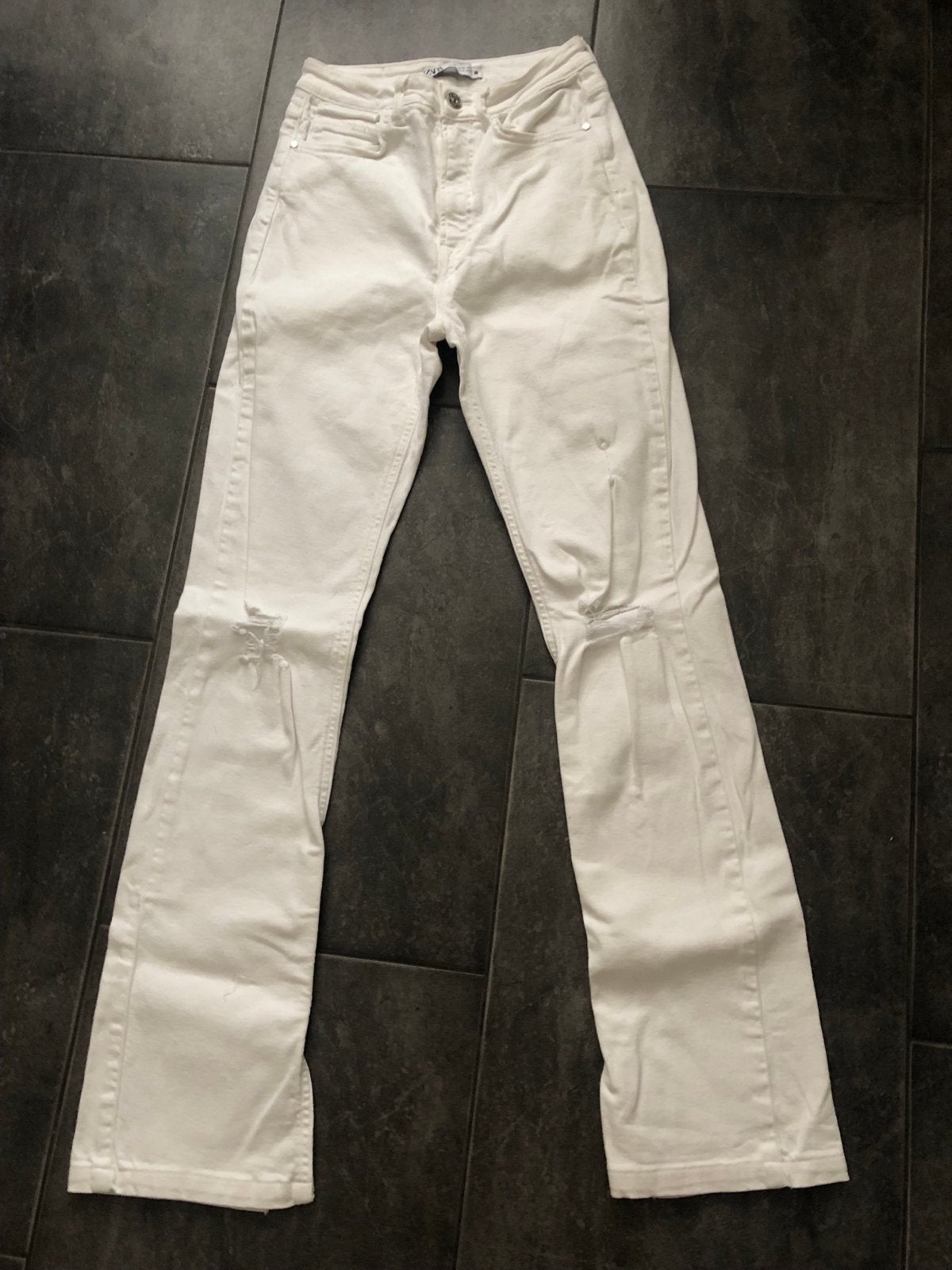 Witte flared Zara jeans met gaten - Nieuwstaat, Kleding | Dames, Ophalen of Verzenden, Nieuw, Wit, W27 (confectie 34) of kleiner