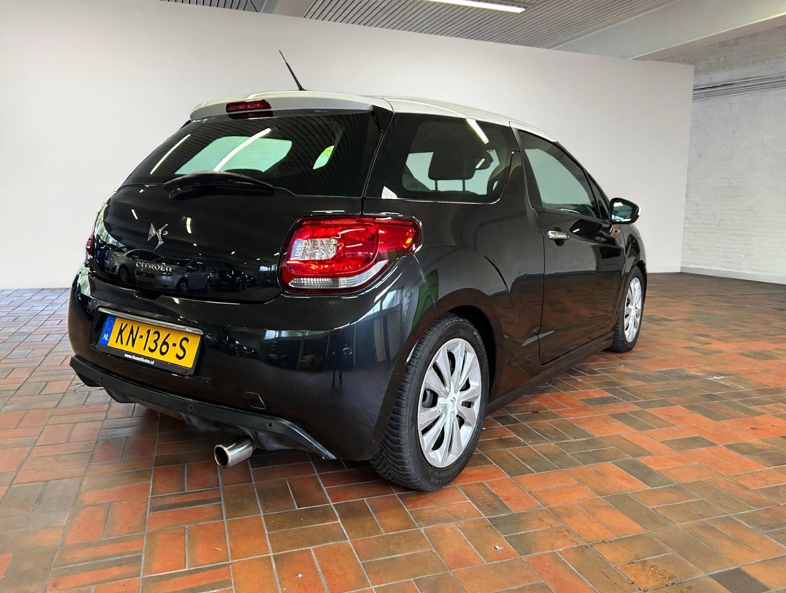 Citroën DS3 1.4 VTI 2011 Zwart in Topstaat, Auto's, Voorwielaandrijving, Dealer onderhouden, 40 €/maand, Euro 6