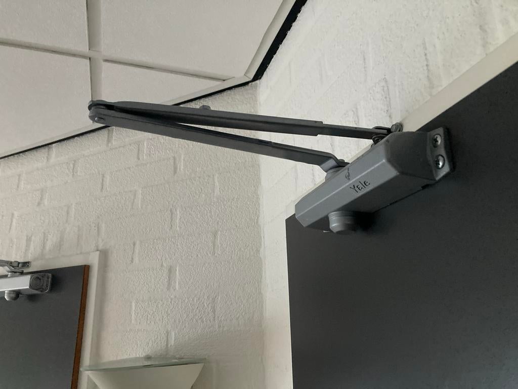 3x Yale Deurdranger -, Doe-het-zelf en Verbouw, Hang- en Sluitwerk, Ophalen, Gebruikt, Overige materialen, Overige typen