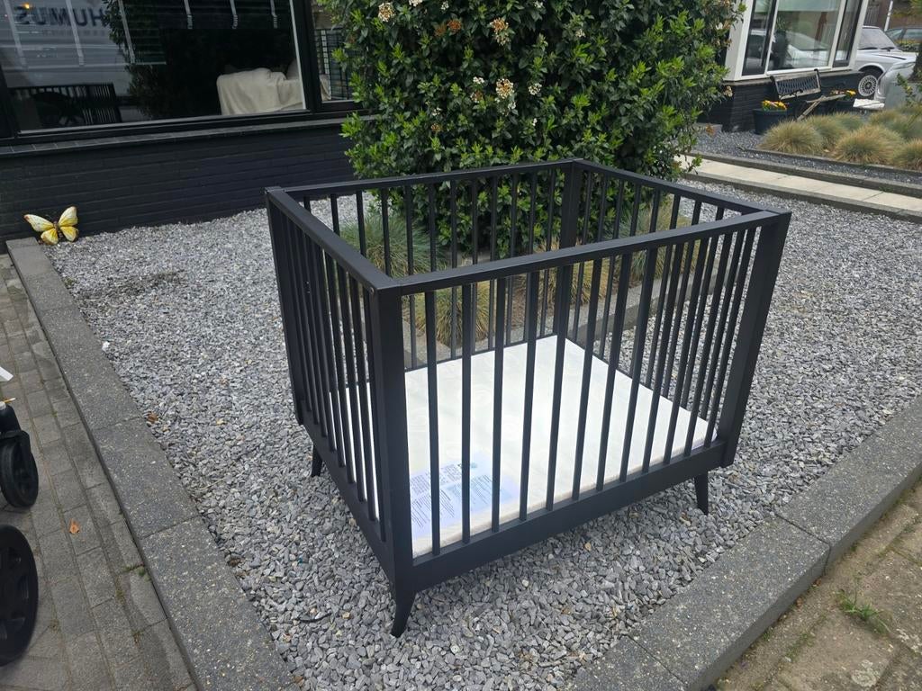 Nette zwarte babybox met matras, Kinderen en Baby's, Boxen, Gebruikt, Ophalen of Verzenden