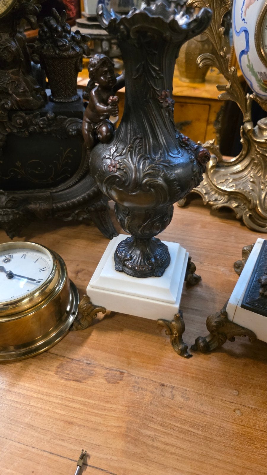 Antiek klokkenstel witmarmer met cupido's € 275, Ophalen
