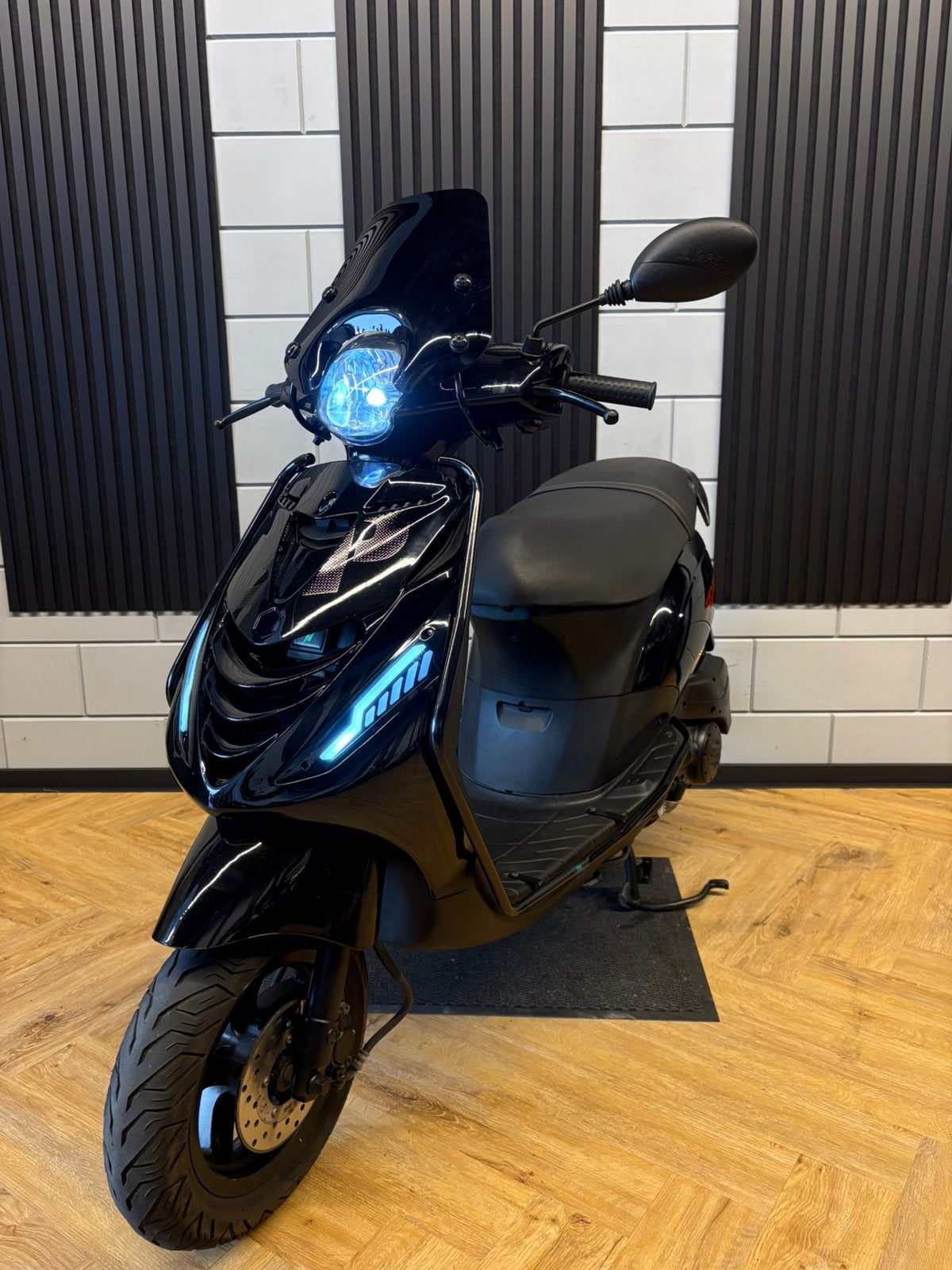 PIAGGIO ZIP 4T 3V BROM 2021 FULL OPTION GLANS ZWART, Fietsen en Brommers, Scooters | Piaggio, Maximaal 45 km/u, Zip, Ophalen of Verzenden