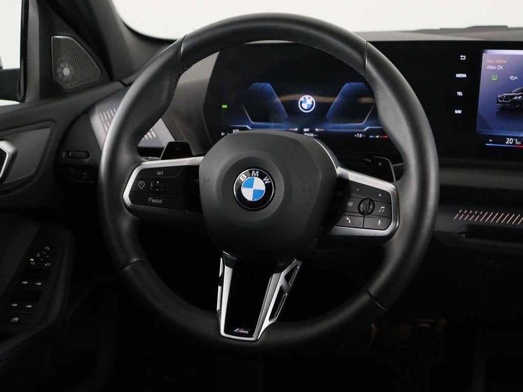 BMW 1 Serie 120 M Sport (bj 2025, automaat), Auto's, Gebruikt, 156 pk, Met garantie (alle), Zwart