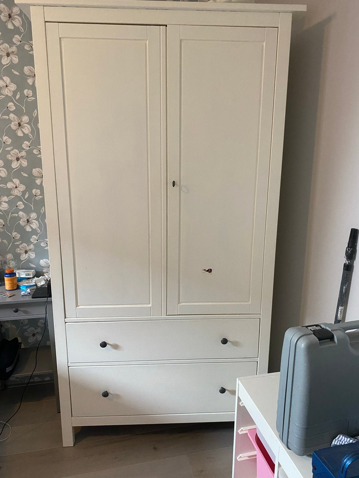 Ikea Hemnes kledingkast - opknapper gratis af te halen, Huis en Inrichting, Ophalen, Gebruikt, 50 tot 100 cm, Met lade(s)