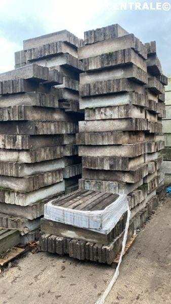 830 stuks gebruikte betonbanden 10x20x100cm opsluitbanden., Tuin en Terras, Tegels en Klinkers, Bij dit gebruikte product niet meer te achterhalen.