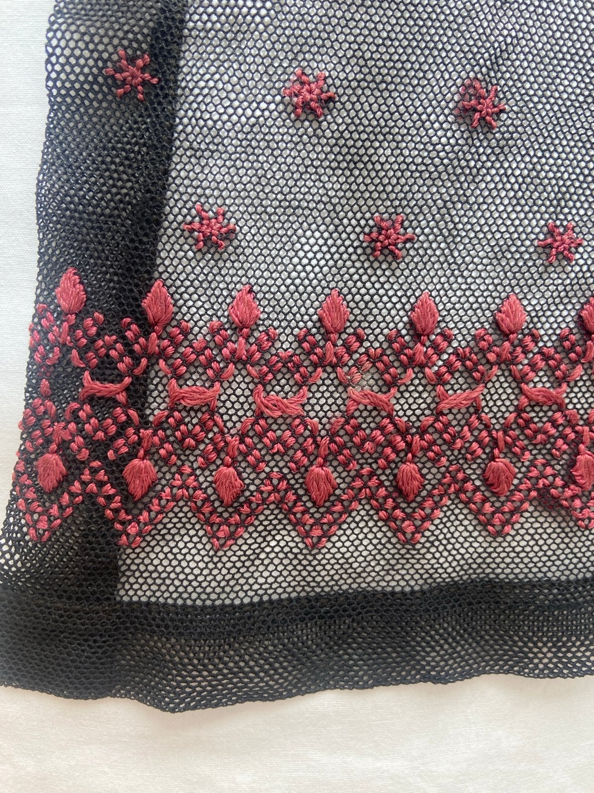 Origineel zwart kanten schortje met rood borduurwerk, Kleding | Dames, Ophalen of Verzenden, Gedragen