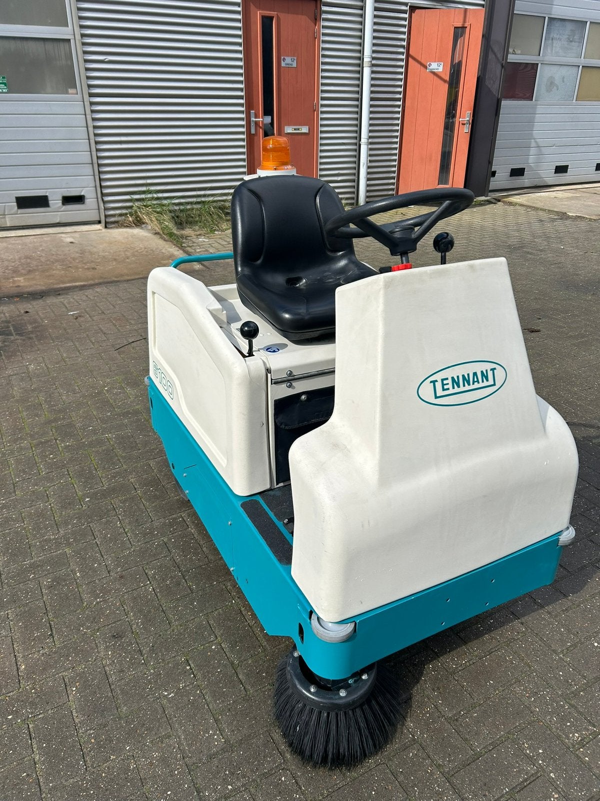 Veegmachine Tennant 6100. Nieuwe accus, Ophalen of Verzenden, Zo goed als nieuw