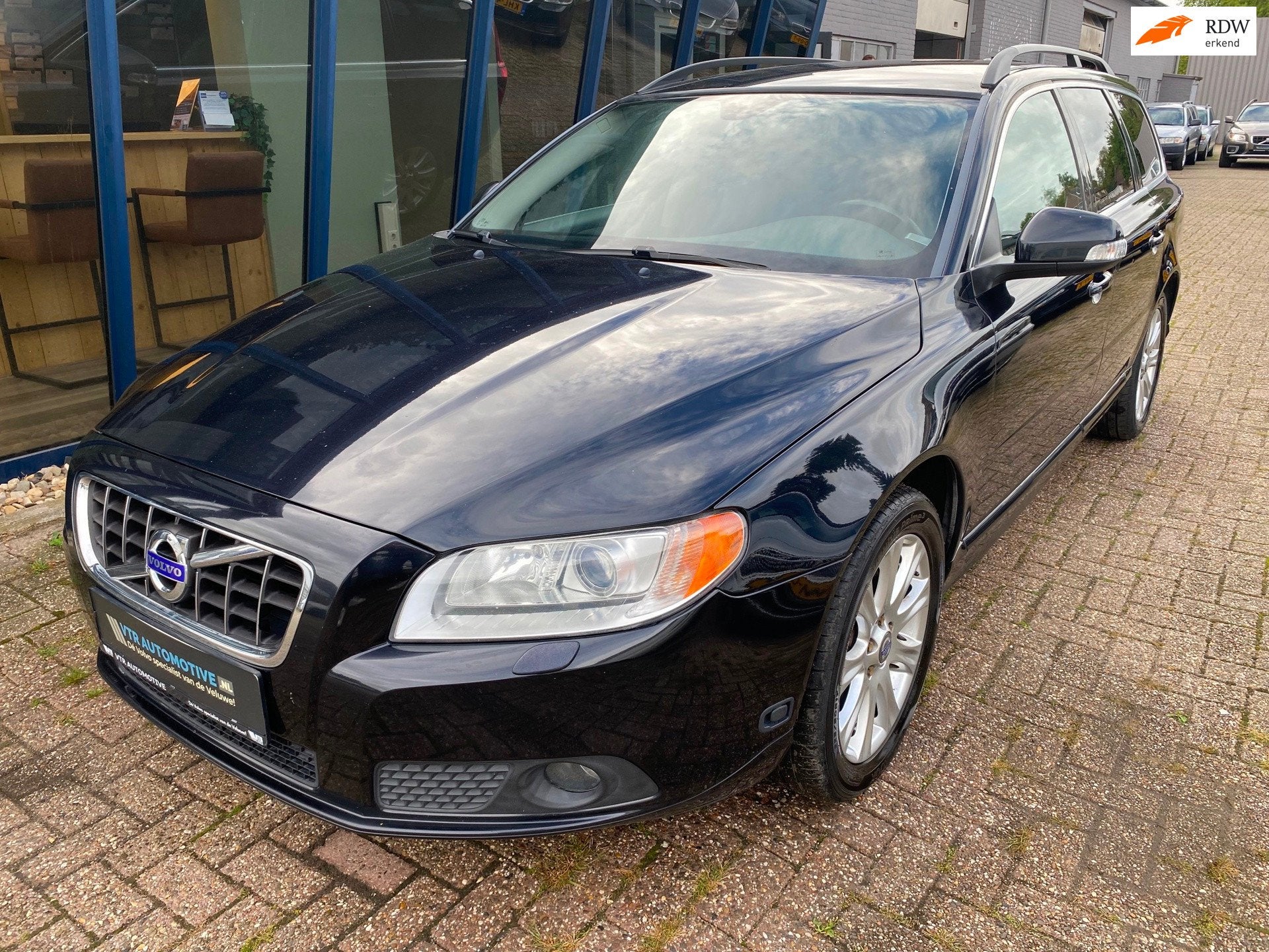 Volvo V70 2.5FT Momentum Automaat 230PK H.LEER / XENON / TRE