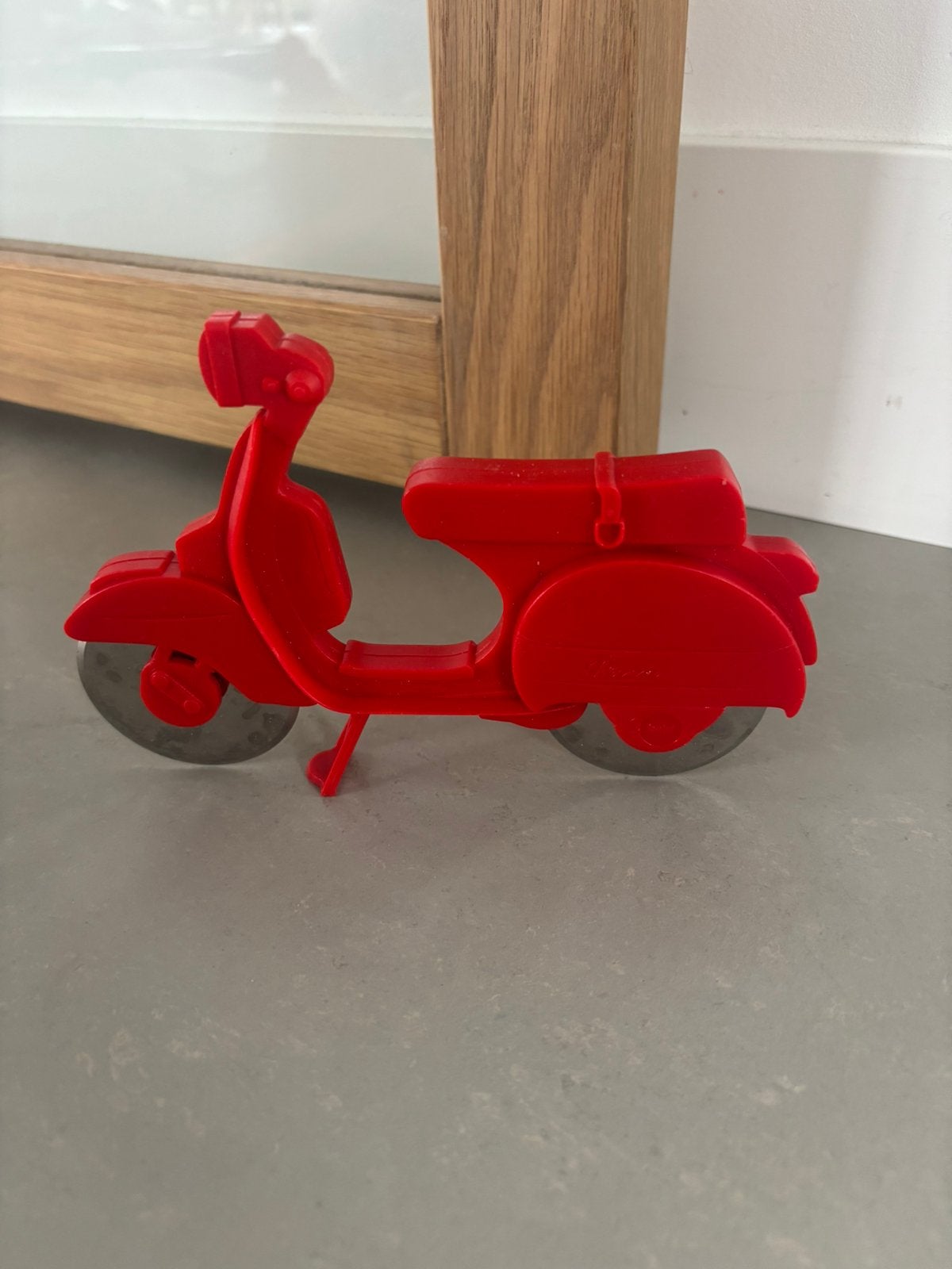 Balvi rode scooter pizzasnijder / pizzasnijder retro Vespa, Ophalen of Verzenden, Zo goed als nieuw