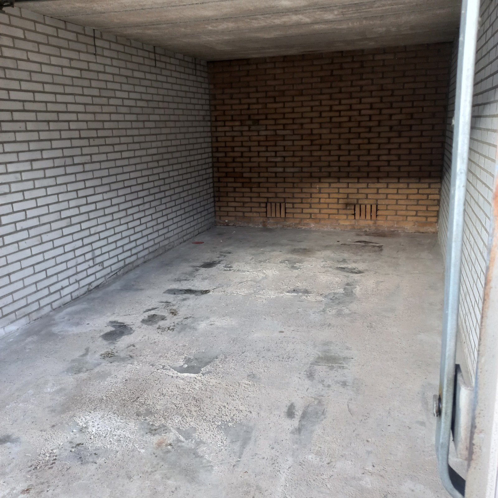 TE HUUR GARAGEBOX ZWIJNDRECHT., Auto diversen